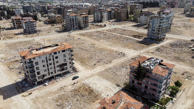 Kahramanmaraş merkezli depremlerde adeta enkaza dönen Hatay'da meydanlar oluştu - Resim: 3