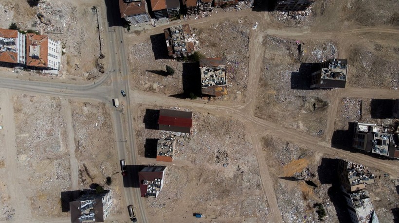 Kahramanmaraş merkezli depremlerde adeta enkaza dönen Hatay'da meydanlar oluştu - Resim: 4