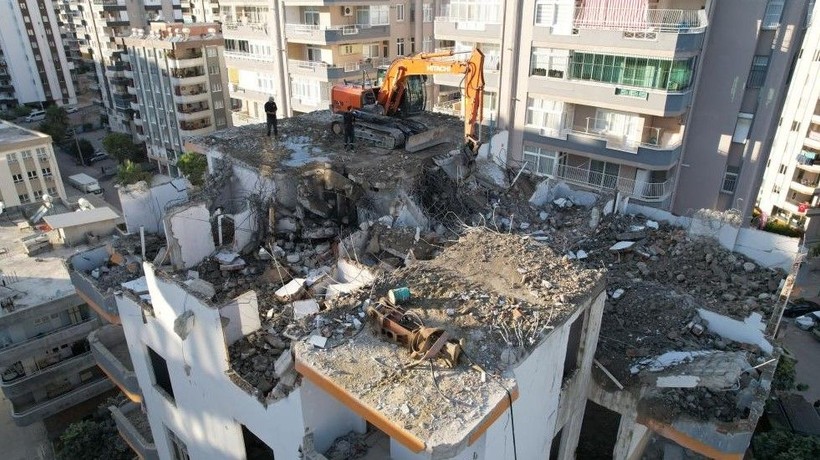 Adana'da ağır hasarlı binanın kolonundan menemen tepsisi çıktı - Resim: 1