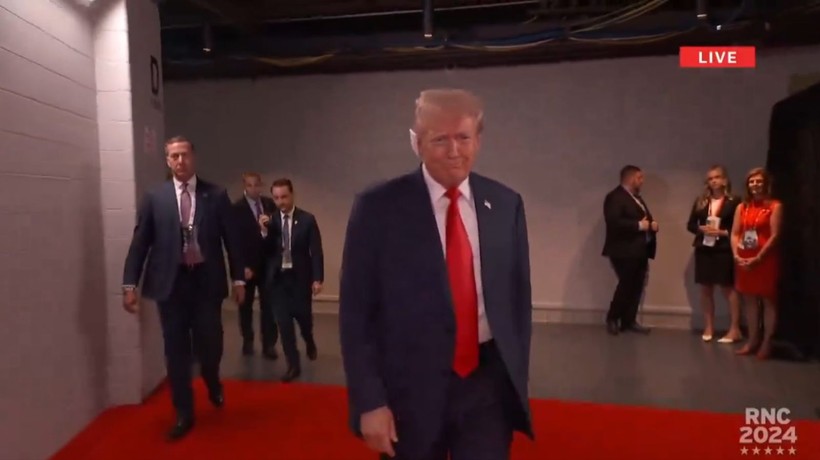 Donald Trump, suikast girişiminin ardından ilk kez halk karşısına çıktı - Resim: 2