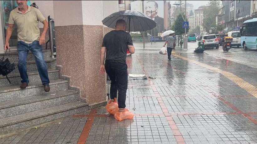 Rize'de şiddetli yağmurda cadde ve sokaklar göle döndü - Resim: 4