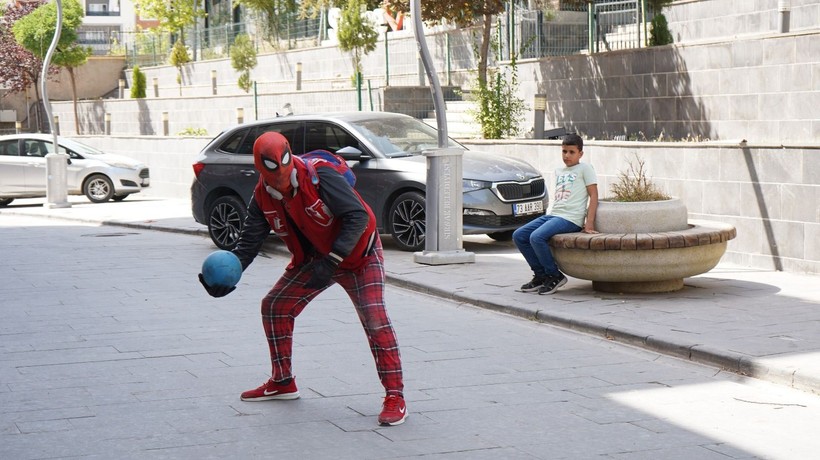 Türkiye'yi gezen 'Örümcek Adam' bu kez Şırnak'ta - Resim: 1
