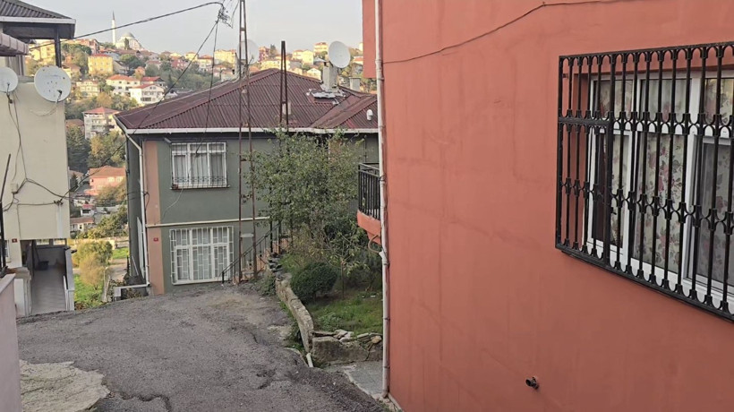 Beykoz'da duvarlarında çatlak oluşan 2 bina tahliye edildi - Resim: 2