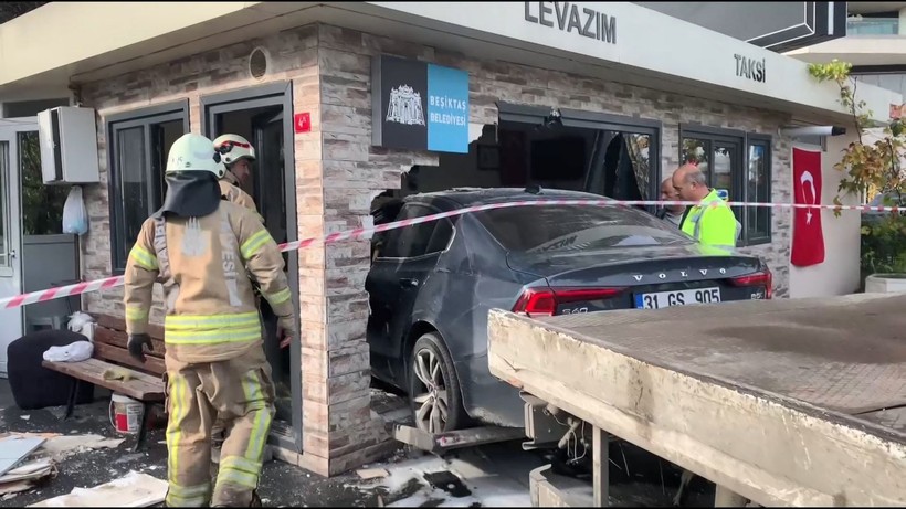 Beşiktaş'da korku dolu anlar! Otomobille taksi durağına adam ortalığı birbirine kattı - Resim: 2