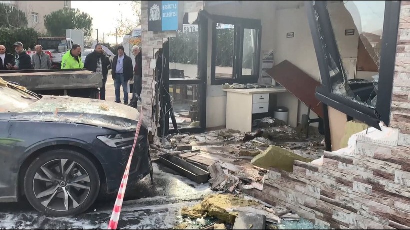 Beşiktaş'da korku dolu anlar! Otomobille taksi durağına adam ortalığı birbirine kattı - Resim: 5