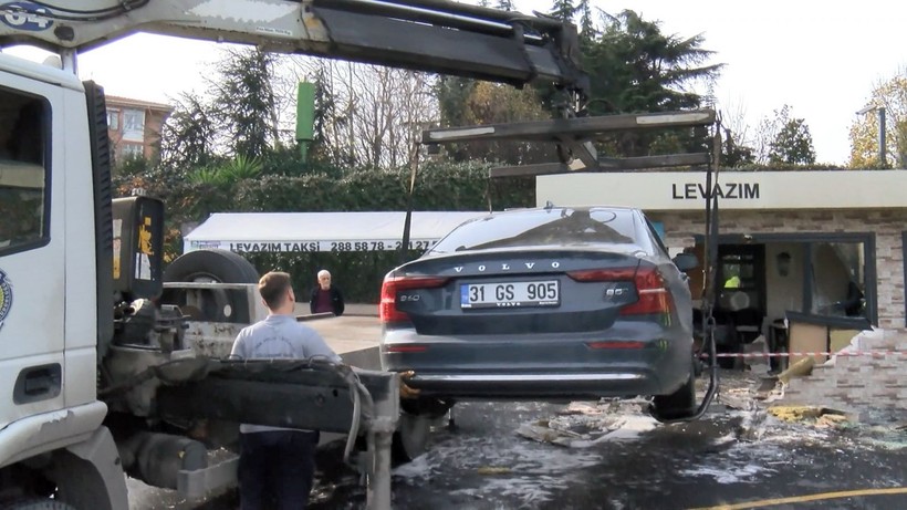 Beşiktaş'da korku dolu anlar! Otomobille taksi durağına adam ortalığı birbirine kattı - Resim: 3