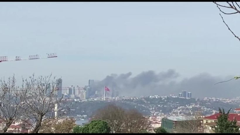 İstanbul Levent'te bulunan Metrocity AVM'deki yangın Anadolu Yakası'ndan da görüldü - Resim: 1