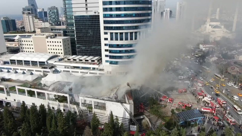 İstanbul Levent'te bulunan Metrocity AVM'deki yangın Anadolu Yakası'ndan da görüldü - Resim: 7