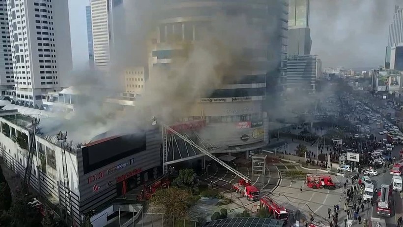 İstanbul Levent'te bulunan Metrocity AVM'deki yangın Anadolu Yakası'ndan da görüldü - Resim: 12