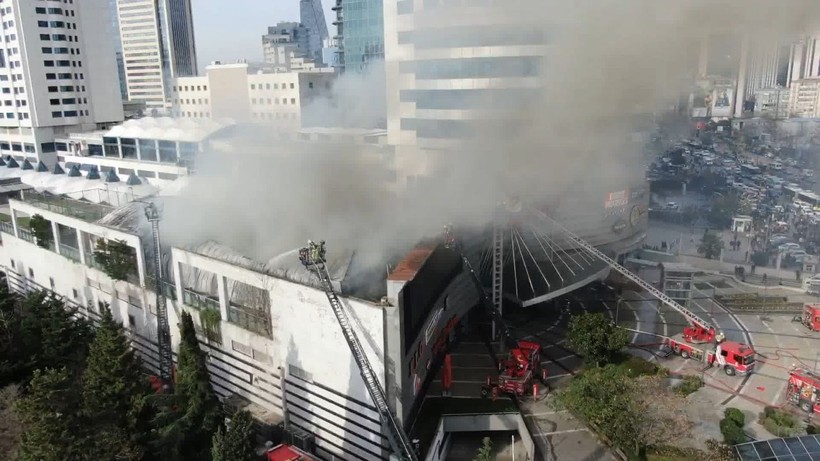 İstanbul Levent'te bulunan Metrocity AVM'deki yangın Anadolu Yakası'ndan da görüldü - Resim: 6