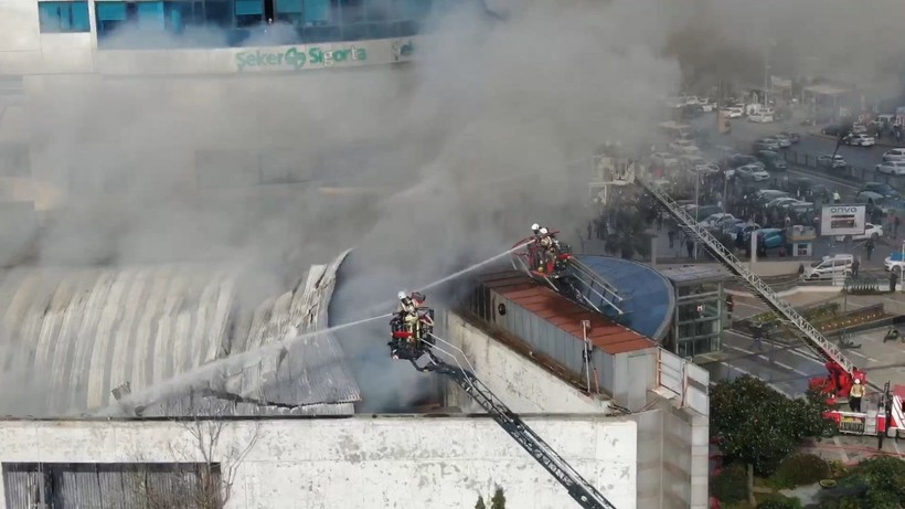 İstanbul Levent'te bulunan Metrocity AVM'deki yangın Anadolu Yakası'ndan da görüldü - Resim: 5