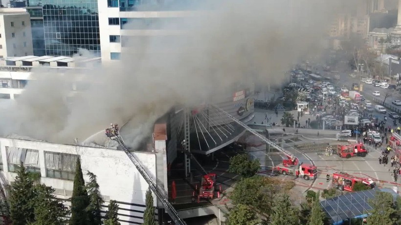 İstanbul Levent'te bulunan Metrocity AVM'deki yangın Anadolu Yakası'ndan da görüldü - Resim: 8