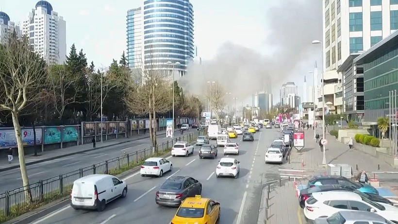 İstanbul Levent'te bulunan Metrocity AVM'deki yangın Anadolu Yakası'ndan da görüldü - Resim: 11