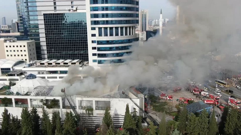 İstanbul Levent'te bulunan Metrocity AVM'deki yangın Anadolu Yakası'ndan da görüldü - Resim: 9