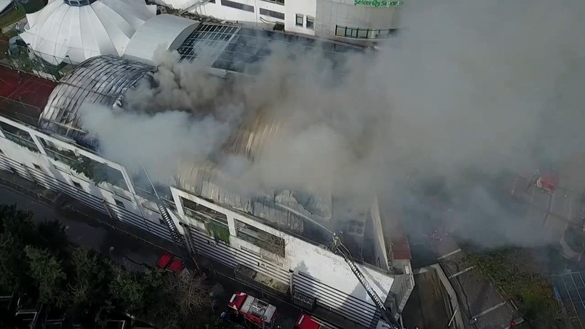 İstanbul Levent'te bulunan Metrocity AVM'deki yangın Anadolu Yakası'ndan da görüldü - Resim: 13