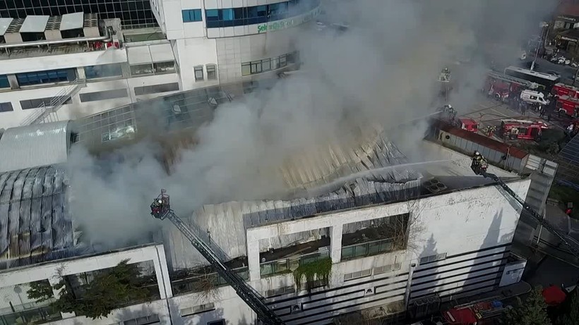 İstanbul Levent'te bulunan Metrocity AVM'deki yangın Anadolu Yakası'ndan da görüldü - Resim: 10