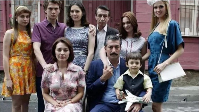 Öyle Bir Geçer Zaman Ki dizisinin Caroline'nı Wilma Elles evlendi - Resim: 1