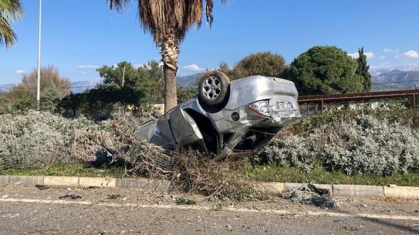 Antalya'da küçük çaplı mucize! Takla atan araçtan burnu bile kanamadan çıktı - Resim: 1