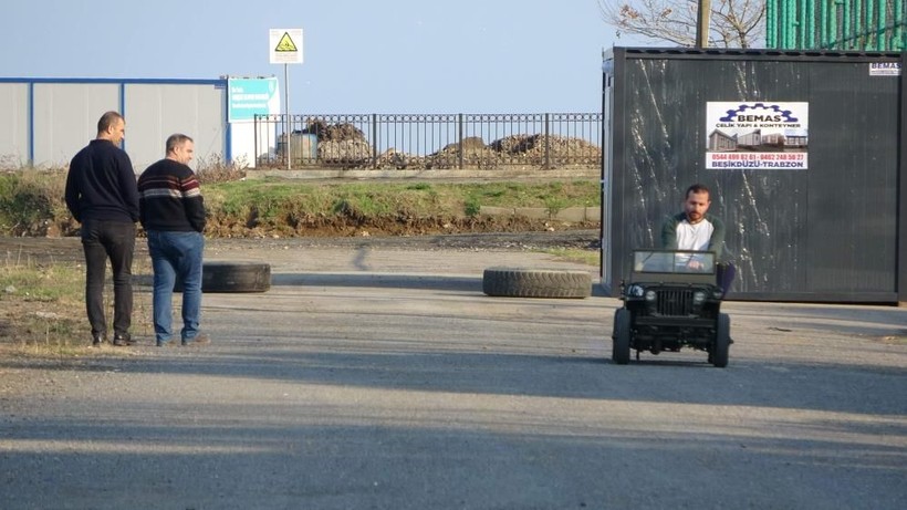 Gören bir daha bakıyor: 1942 model Willys cipin küçük ölçeklisini yaptı! Bakın kaç para istiyor - Resim: 1