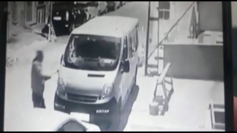 Esenyurt'ta sabah saatlerinde baltalı damat dehşeti! Önce dövdü ardından kayınpederinin arabasını parçaladı - Resim: 2