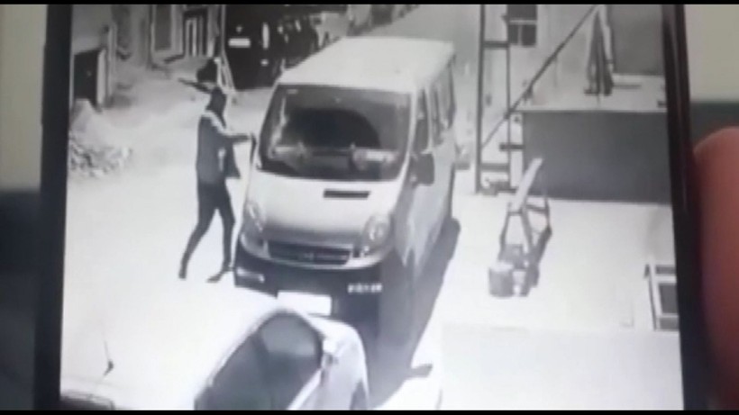 Esenyurt'ta sabah saatlerinde baltalı damat dehşeti! Önce dövdü ardından kayınpederinin arabasını parçaladı - Resim: 1