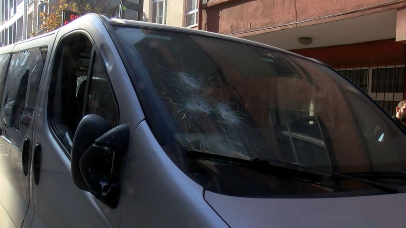 Esenyurt'ta sabah saatlerinde baltalı damat dehşeti! Önce dövdü ardından kayınpederinin arabasını parçaladı - Resim: 3