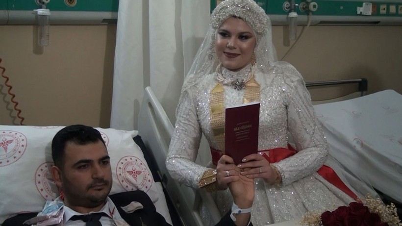 Şanlıurfa'da kazada damadın ayakları kırıldı, nikahları hastanede kıyıldı - Resim: 7