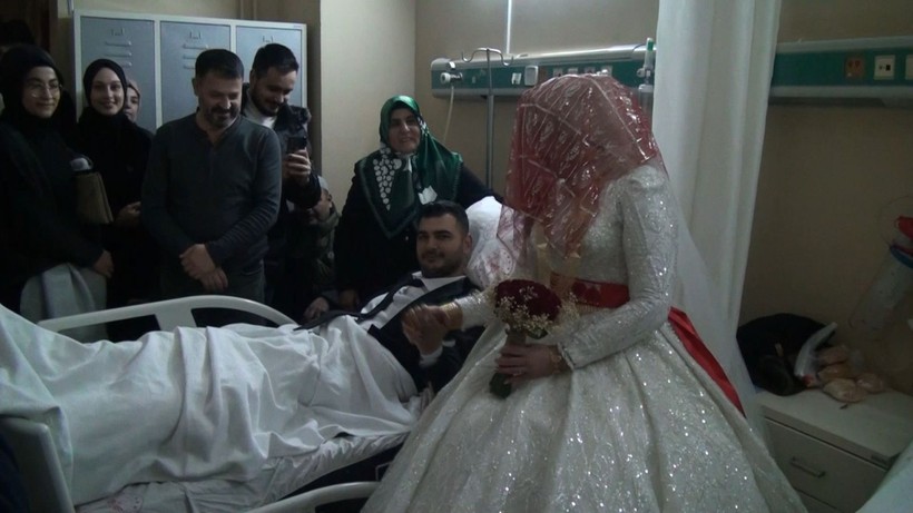 Şanlıurfa'da kazada damadın ayakları kırıldı, nikahları hastanede kıyıldı - Resim: 11
