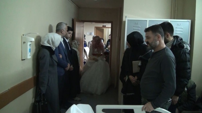 Şanlıurfa'da kazada damadın ayakları kırıldı, nikahları hastanede kıyıldı - Resim: 10
