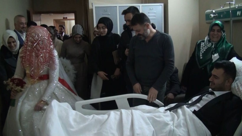 Şanlıurfa'da kazada damadın ayakları kırıldı, nikahları hastanede kıyıldı - Resim: 9