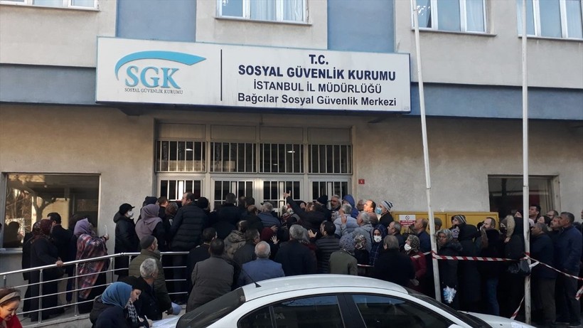 Cumhurbaşkanı Erdoğan'ın EYT müjdesi sonrası herkes SGK'ya koştu! Metrelerce kuyruk oluştu: Gün hesaplatmak için bekliyorlar - Resim: 11