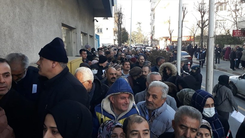Cumhurbaşkanı Erdoğan'ın EYT müjdesi sonrası herkes SGK'ya koştu! Metrelerce kuyruk oluştu: Gün hesaplatmak için bekliyorlar - Resim: 12