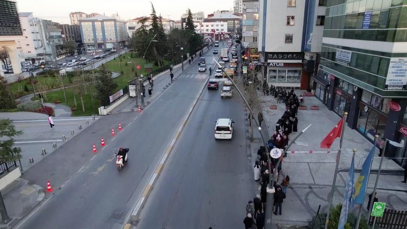 Cumhurbaşkanı Erdoğan'ın EYT müjdesi sonrası herkes SGK'ya koştu! Metrelerce kuyruk oluştu: Gün hesaplatmak için bekliyorlar - Resim: 1