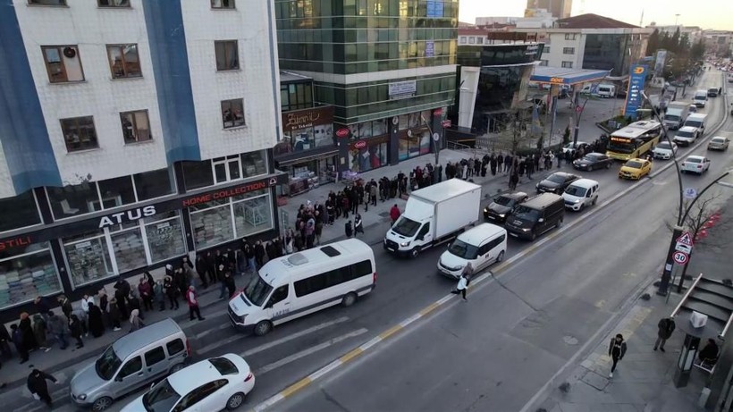 Cumhurbaşkanı Erdoğan'ın EYT müjdesi sonrası herkes SGK'ya koştu! Metrelerce kuyruk oluştu: Gün hesaplatmak için bekliyorlar - Resim: 2