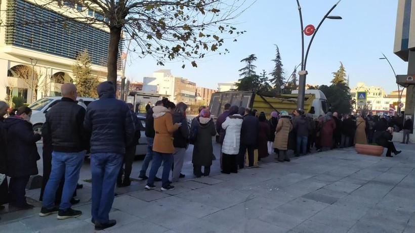 Cumhurbaşkanı Erdoğan'ın EYT müjdesi sonrası herkes SGK'ya koştu! Metrelerce kuyruk oluştu: Gün hesaplatmak için bekliyorlar - Resim: 3