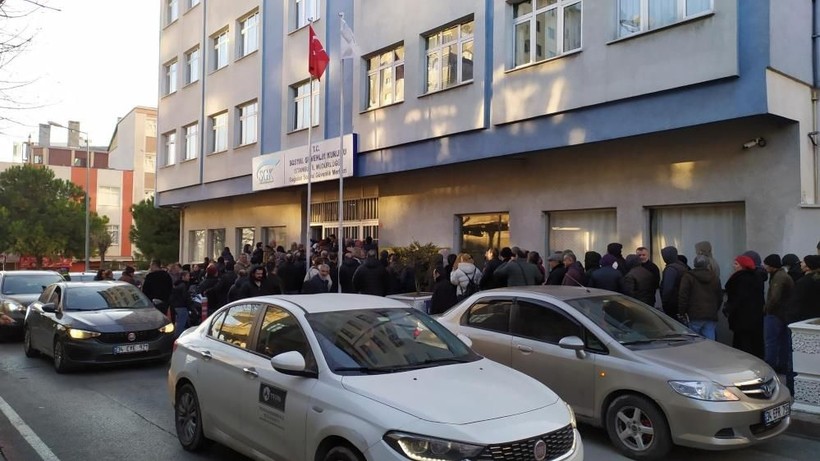 Cumhurbaşkanı Erdoğan'ın EYT müjdesi sonrası herkes SGK'ya koştu! Metrelerce kuyruk oluştu: Gün hesaplatmak için bekliyorlar - Resim: 4