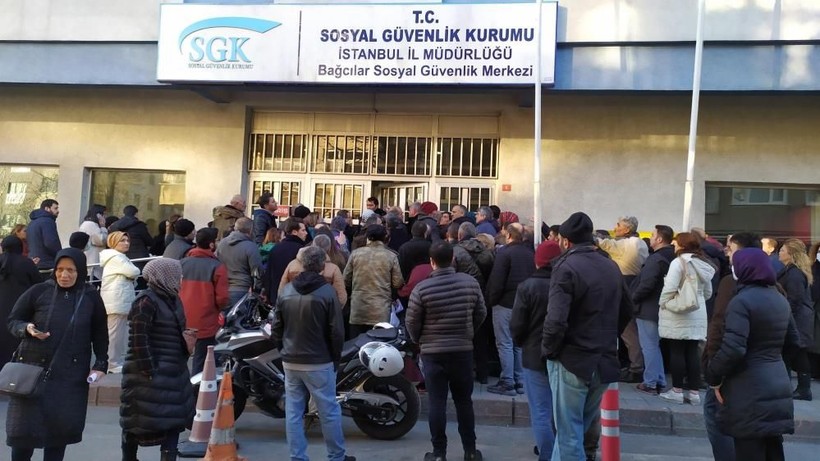 Cumhurbaşkanı Erdoğan'ın EYT müjdesi sonrası herkes SGK'ya koştu! Metrelerce kuyruk oluştu: Gün hesaplatmak için bekliyorlar - Resim: 5