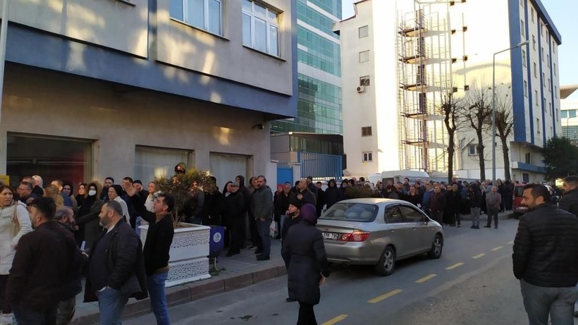 Cumhurbaşkanı Erdoğan'ın EYT müjdesi sonrası herkes SGK'ya koştu! Metrelerce kuyruk oluştu: Gün hesaplatmak için bekliyorlar - Resim: 6
