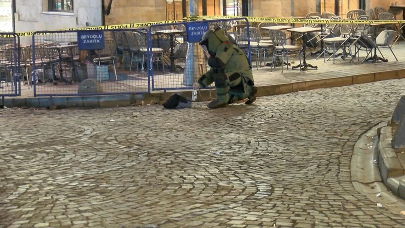 Beyoğlu'ndaki şüpheli çantayı açmak isteyen genç, 'zaten ölmek istiyorum' diye haykırdı - Resim: 3
