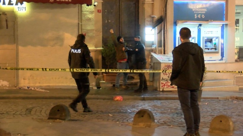 Beyoğlu'ndaki şüpheli çantayı açmak isteyen genç, 'zaten ölmek istiyorum' diye haykırdı - Resim: 8