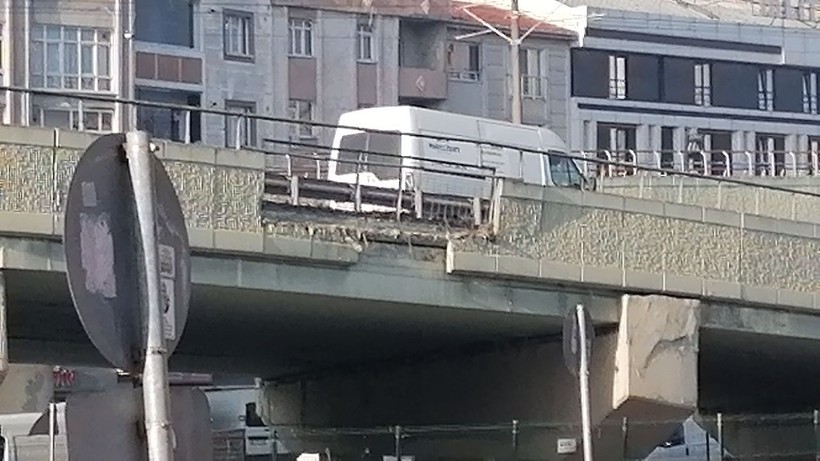Esenler'deki üst geçit parçalanıyor! Paslı demir görüntüsünün ortaya çıktığı üst geçit vatandaşlara endişe veriyor - Resim: 4