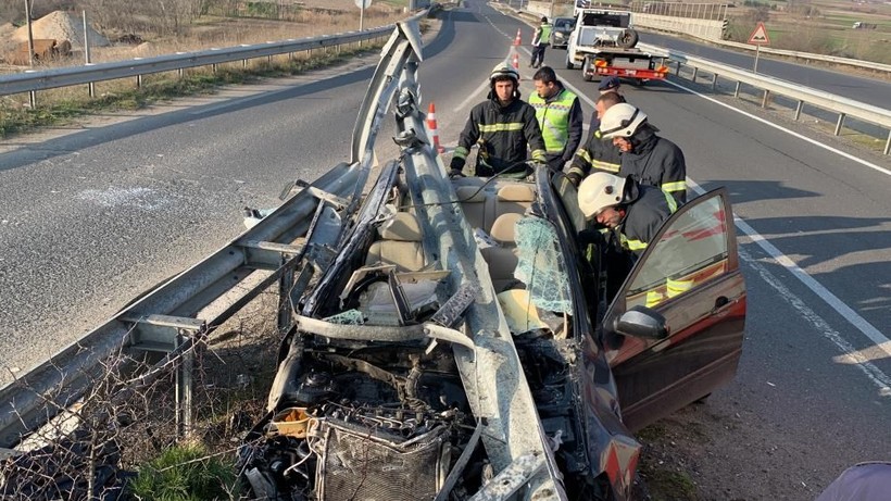 Mucize kurtuluş! Bariyerlere ok gibi saplanan araçtan sağ çıktı - Resim: 1