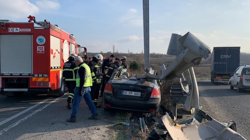 Mucize kurtuluş! Bariyerlere ok gibi saplanan araçtan sağ çıktı - Resim: 2