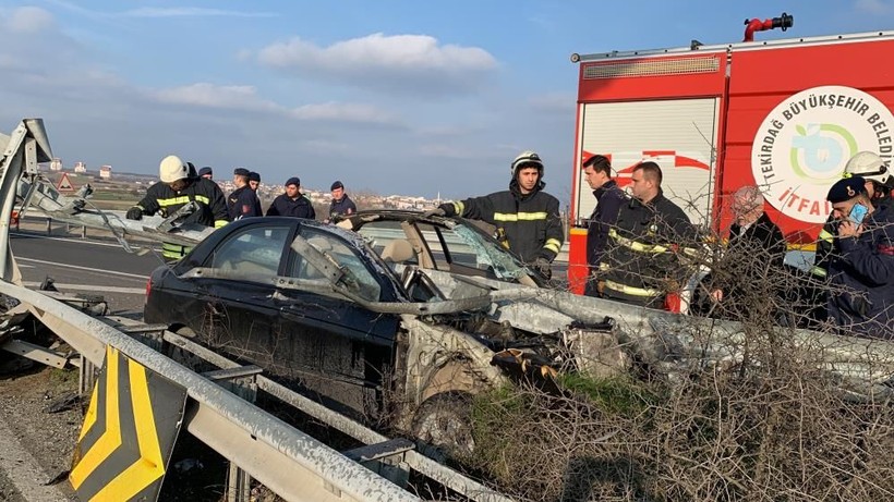 Mucize kurtuluş! Bariyerlere ok gibi saplanan araçtan sağ çıktı - Resim: 3