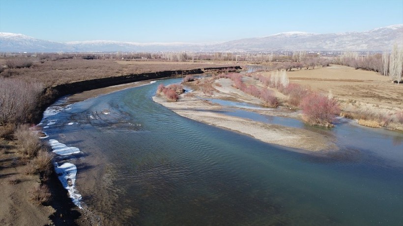 Erzincan'da bulunan Karasu Nehri'nin su seviyesinin büyük oranda azalmasıyla ortaya adacıklar çıktı - Resim: 3
