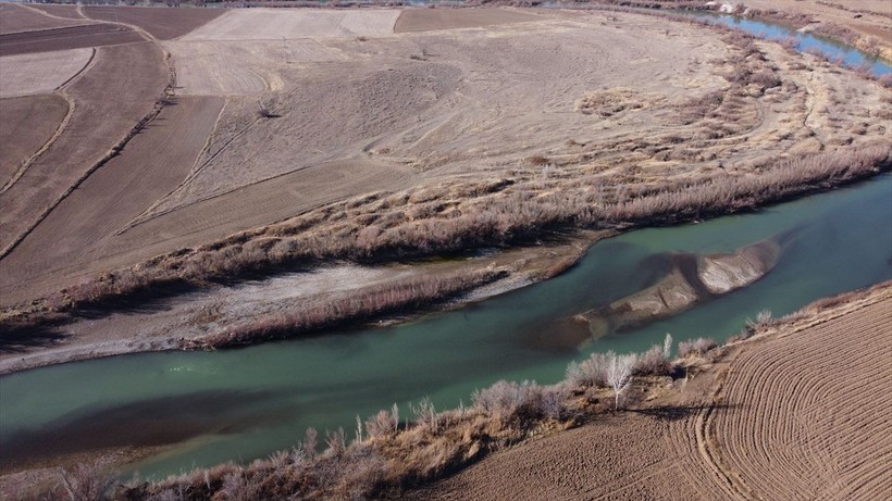 Erzincan'da bulunan Karasu Nehri'nin su seviyesinin büyük oranda azalmasıyla ortaya adacıklar çıktı - Resim: 4