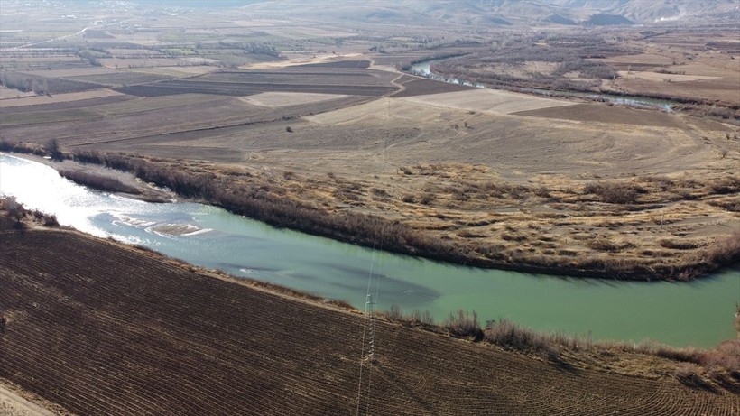 Erzincan'da bulunan Karasu Nehri'nin su seviyesinin büyük oranda azalmasıyla ortaya adacıklar çıktı - Resim: 5