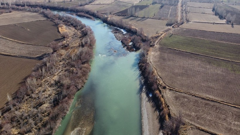Erzincan'da bulunan Karasu Nehri'nin su seviyesinin büyük oranda azalmasıyla ortaya adacıklar çıktı - Resim: 6