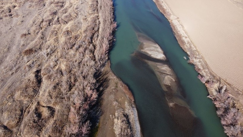 Erzincan'da bulunan Karasu Nehri'nin su seviyesinin büyük oranda azalmasıyla ortaya adacıklar çıktı - Resim: 7