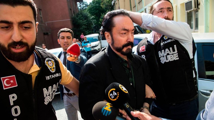 Adnan Oktar ve 'Kedicikler' paket olmuştu! Gözaltı sırasında çekilen görüntüler paylaşıldı - Resim: 2